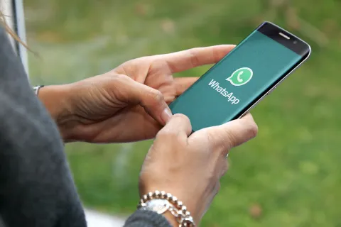 WhatsApp-dejara-de-funcionar-en-estos-modelos-Samsung-a-partir-del-1-de-abril-de-2025-shutterstock_646918009