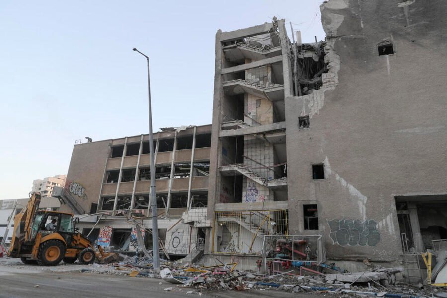 Vista de los destrozos causados por un ataque iraní en Haifa (Israel). EFE/María Traspaderne