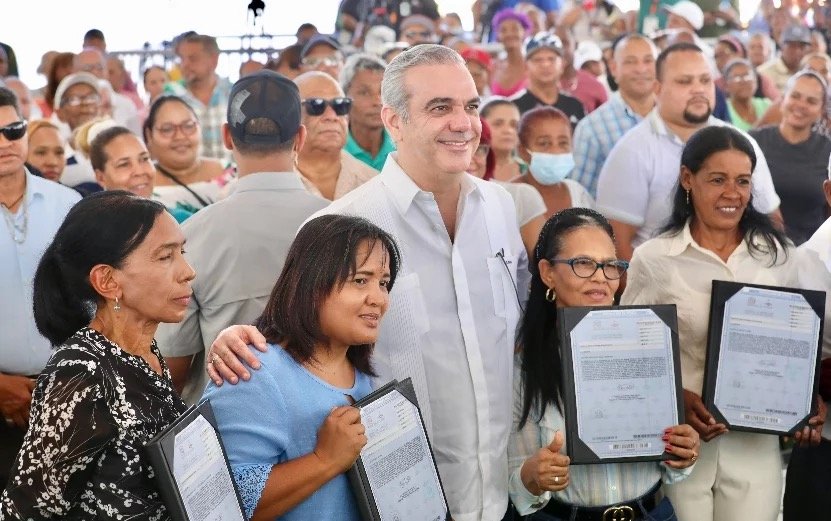 El-presidente-Abinader-continua-otorgando-documentos-de-propiedad-a-familias-que-lo-requieren