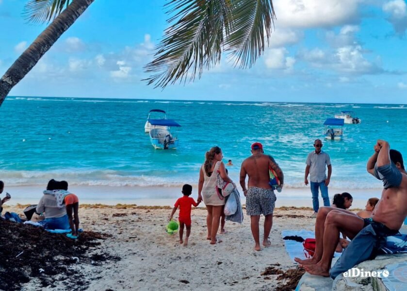 playa-turistas-turismo-1140x815