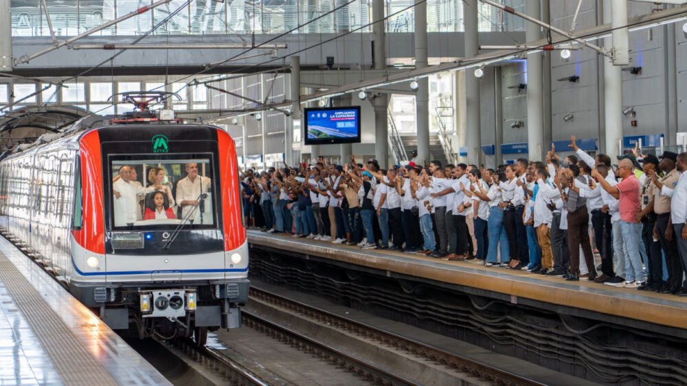 Presidente-Abinader-da-inicio-a-la-expansion-y-al-acceso-peatonal-del-Metro-de-Santo-Domingo